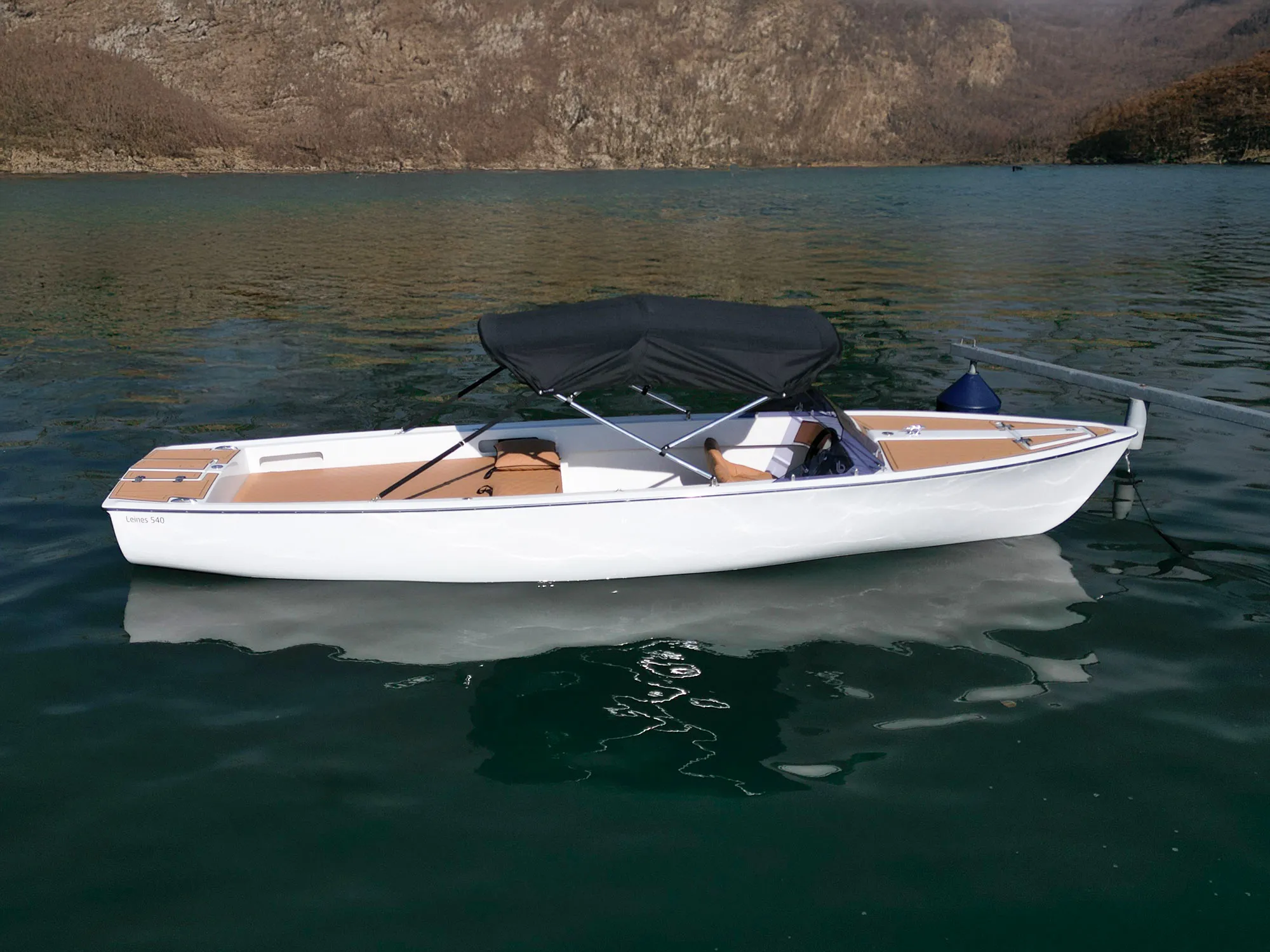 Leines 540 Elektroboot vor felsiger Bergkulisse