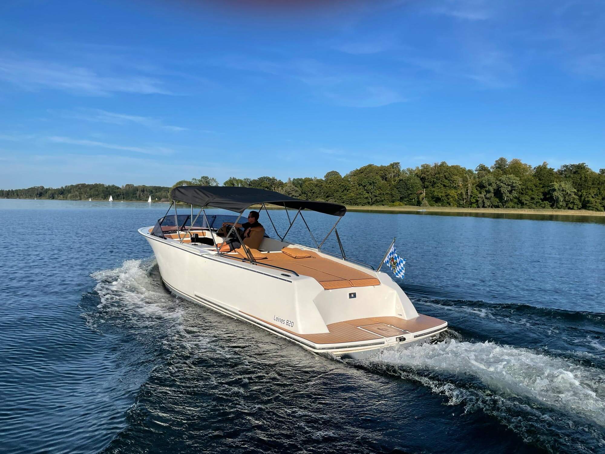 Leines 820 Elektroboot in Fahrt auf dem Chiemsee