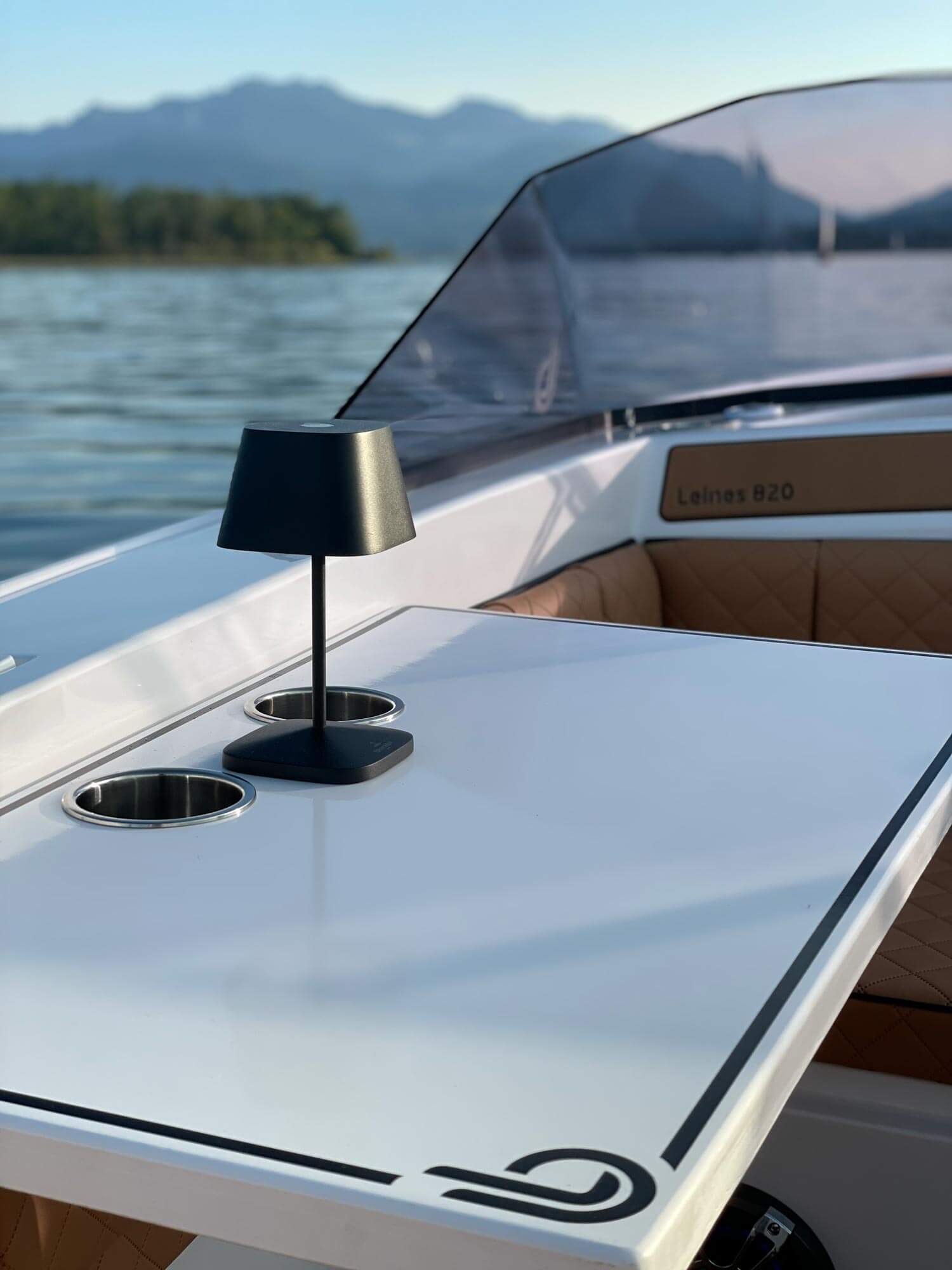 Leines 820 – Detail mit Tischlampe und Bergpanorama