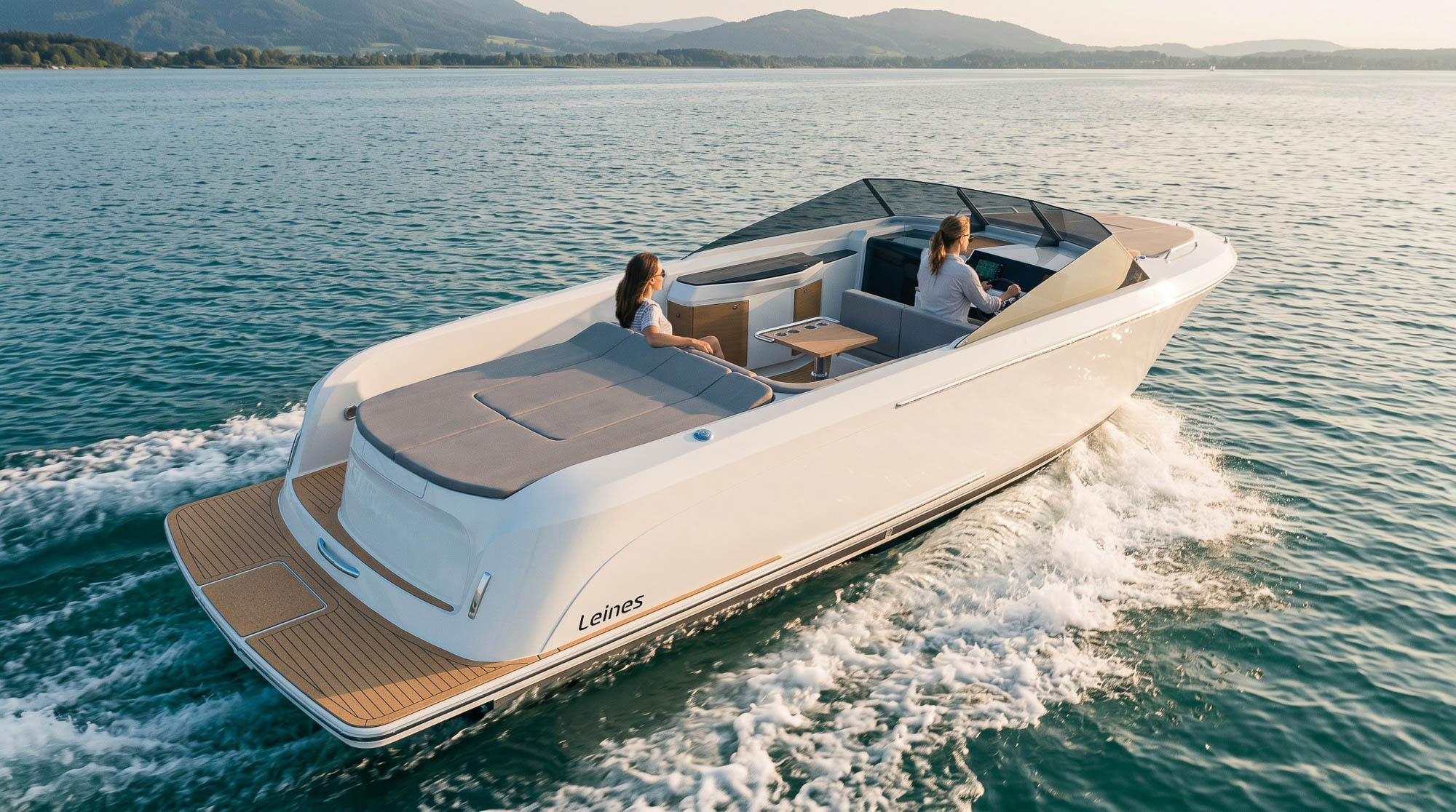 Leines 870 Elektroboot mit zwei Personen auf dem See